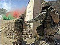 Các lực lượng Mỹ thường bị quân nổi dậy tấn công tại Ramadi