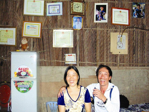 Cha và mẹ của Trường Sơn tại nhà riêng.