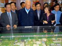 Bộ trưởng cố vấn Xinhgapo Lý Quang Diệu thăm Bình Dương và Khu công nghiệp Việt Nam-Singapore. Ảnh : TTXVN