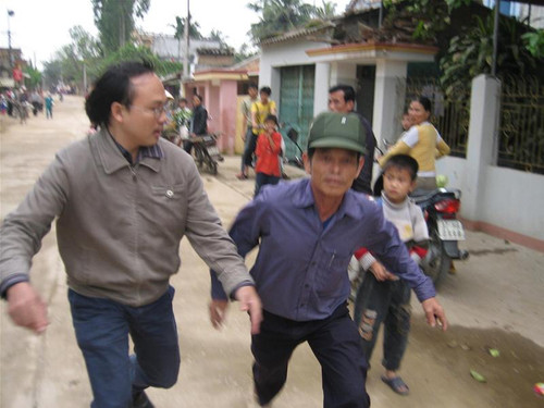 Công an viên cố tình rượt đuổi phóng viên. Ảnh: Hoàng Lam