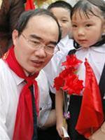 Bộ trưởng Nguyễn Thiện Nhân dự lễ khai giảng năm học mới tại trưởng Tiểu học Quang Trung Hà Nội. Ảnh: Hồng Vĩnh Bộ trưởng Nguyễn Thiện Nhân dự lễ khai giảng năm học mới tại trưởng Tiểu học Quang Trung Hà Nội. Ảnh: Hồng Vĩnh