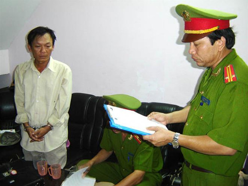 CA Đà Nẵng đọc lệnh bắt đối tượng Trần Đại Hùng CA Đà Nẵng đọc lệnh bắt đối tượng Trần Đại Hùng