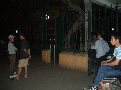 Trước cửa trụ sở Bộ GTVT, 80 Trần Hưng Đạo, Hà Nội lúc 19h30 ngày 4/4. Bên trong, phòng làm việc của nguyên Thứ trưởng Nguyễn Việt Tiến bị công an khám xét suốt gần 2 tiếng đồng hồ. Ảnh: Phạm Tuyên