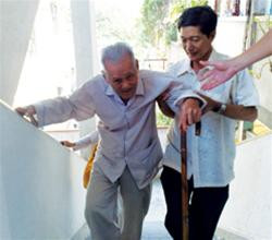 Dù tuổi cao, sức yếu nhưng cụ Hết vẫn đi trả ơn những nơi từng cưu mang mình - Ảnh: Minh Nam