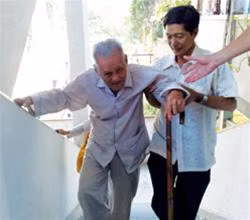 Dù tuổi cao, sức yếu nhưng cụ Hết vẫn đi trả ơn những nơi từng cưu mang mình - Ảnh: Minh Nam Dù tuổi cao, sức yếu nhưng cụ Hết vẫn đi trả ơn những nơi từng cưu mang mình - Ảnh: Minh Nam