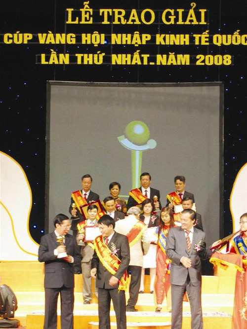 Phó chủ tịch Quốc hội Nguyễn Đức Kiên trao Cúp vàng Hội nhập KTQT cho ông Nguyễn Sỹ Quang - Phó tổng Giám đốc Mộc Châu Milk