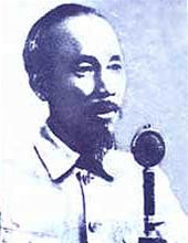 Chủ tịch Hồ Chí Minh đọc bản Tuyên ngôn độc lập.
