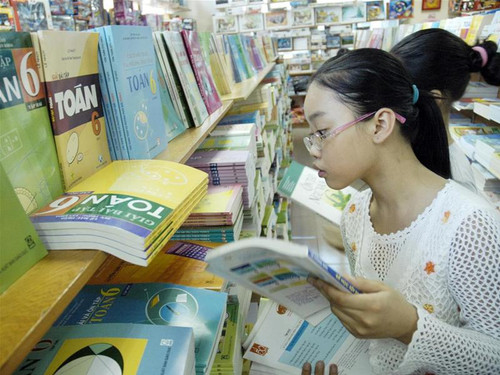 Xóa bỏ độc quyền xuất bản SGK sẽ hạ được giá sách. Xóa bỏ độc quyền xuất bản SGK sẽ hạ được giá sách.