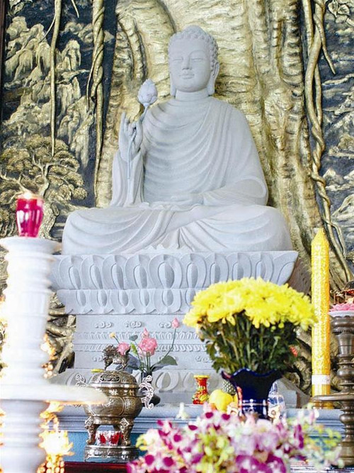 Tượng Phật bằng đá sa thạch trong Đại Hùng Bửu điện