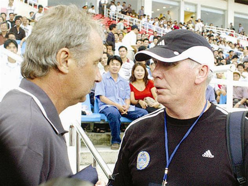 Riedl và Peter White tại SVĐQG Mỹ Đình tối 4/6/2005