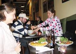 Thực khách Đan Mạch với bánh xèo Việt Nam trong nhà hàng Lê Lê.