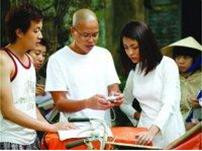 Đạo diễn Vũ Ngọc Đãng (giữa) cùng ê-kíp làm phim "Bỗng dưng muốn khóc".