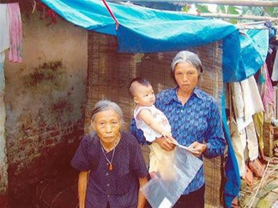 Bà Còng cùng con gái và chắt gái (con của H.) đang ở xã Thạch Đà, Mê Linh, Vĩnh Phúc. Ảnh: Đỗ Hà