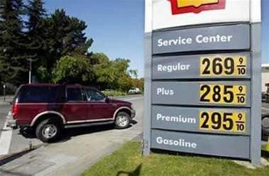 Giá dầu lại vọt lên kỷ lục mới