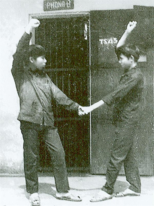 Hai người tù thiếu nhi Đà Lạt nắm tay nhau quyết tâm diệt ác, chống đàn áp của kẻ thù