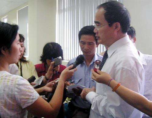 Bộ trưởng Nguyễn Thiện Nhân: "Nếu thực sự muốn cống hiến cho khoa học ở trình độ cao thì hãy làm tiến sĩ. Đừng chạy theo bằng cấp mà làm khổ nhiều người". Ảnh: VietnamNet