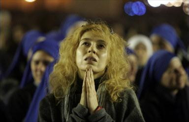 Hàng vạn người tập trung tại quảng trường Saint Peter để cầu nguyện cho Giáo hoàng John Paul II