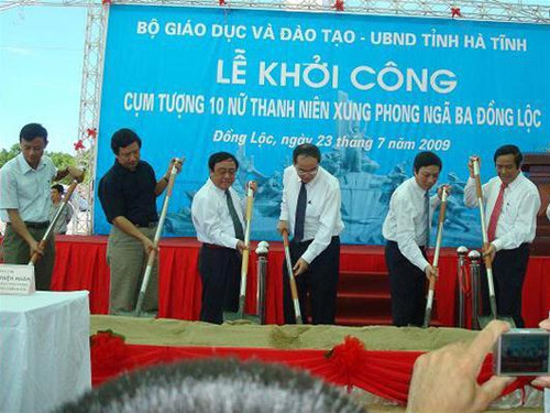 Ông Hồ Đức Việt, Ủy viên Bộ Chính trị - Trưởng ban Tổ chức Trung ương và Phó Thủ tướng Chính phủ, Bộ trưởng Bộ GD&ĐT Nguyễn Thiện Nhân tham gia lễ khởi công