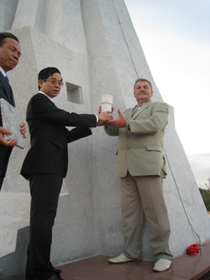 Lãnh đạo Vietsopetro đặt bức thư gửi thế hệ mai sau vào thân tượng đài Lãnh đạo Vietsopetro đặt bức thư gửi thế hệ mai sau vào thân tượng đài