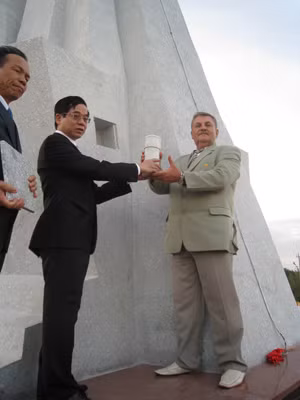 Lãnh đạo Vietsopetro đặt bức thư gửi thế hệ mai sau vào thân tượng đài