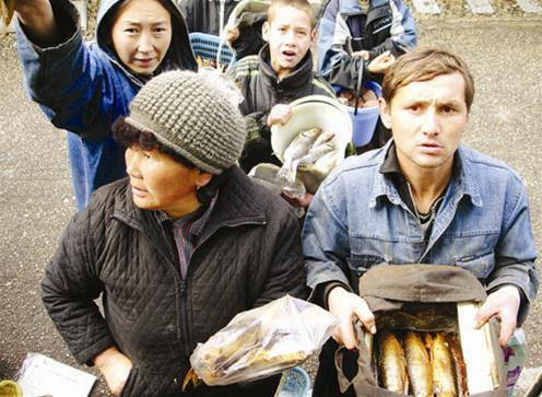 Những người bán cá omul trong ga Slyudyaka Những người bán cá omul trong ga Slyudyaka