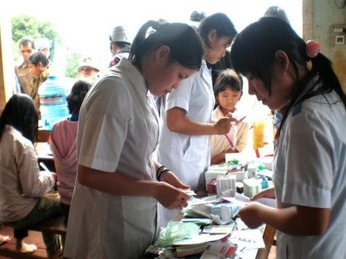 Hội TTT Đắk Lắk về vùng sâu khám bệnh cho đồng bào nghèo. Ảnh : PV