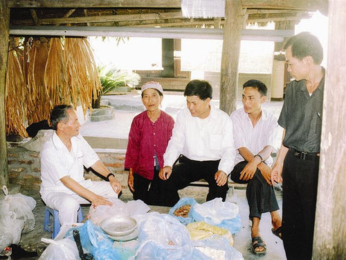 Ông Phùng (trái) và người bệnh