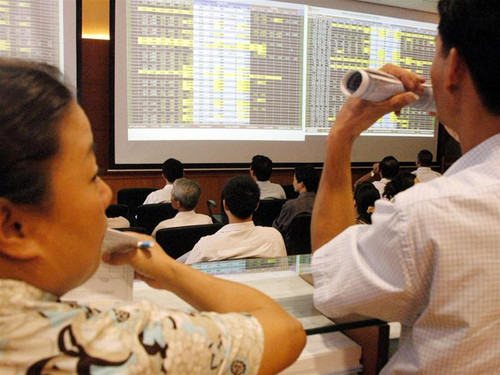 Với phần mềm của Trung, NĐT không cần lên sàn hay online nhưng vẫn có thể tiếp cận mọi thông tin qua điện thoại di động kết nối GPRS hoặc thông qua hệ thống tin nhắn SMS. Ảnh : Phạm Yên. Với phần mềm của Trung, NĐT không cần lên sàn hay online nhưng vẫn có thể tiếp cận mọi thông tin qua điện thoại di động kết nối GPRS hoặc thông qua hệ thống tin nhắn SMS. Ảnh : Phạm Yên.