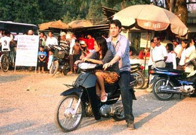 Thuy Nguyen và Ron Livingston trong một cảnh phim Holly