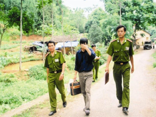 Ông Hoàng Ngọc Hà dùng tay che mặt khi PV chụp ảnh.