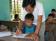 Thầy Trai đang hướng dẫn học sinh tập viết. Ảnh: Quang Tám Thầy Trai đang hướng dẫn học sinh tập viết. Ảnh: Quang Tám