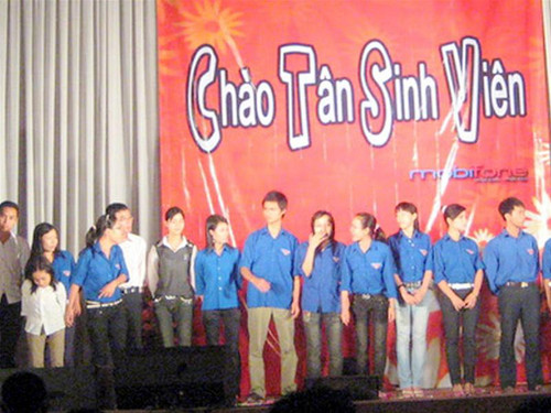 Nguyễn Thị Hoài (áo tắng hàng trên) nhận phần thưởng SV vượt khó trong đêm văn nghệ “Chào tân SV” của trường ĐH KHXH&NV Nguyễn Thị Hoài (áo tắng hàng trên) nhận phần thưởng SV vượt khó trong đêm văn nghệ “Chào tân SV” của trường ĐH KHXH&NV