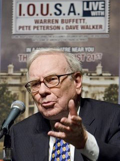 Tỷ phú đầu tư Warren Buffett tiếp tục gây sốc trên Wall Street. Ảnh: AP
