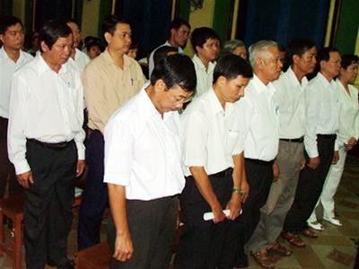 Các bị cáo trong vụ điện kế điện tử giả hầu tòa - Ảnh Hữu Vinh