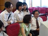 TS Hà Bình Trị và các bạn học sinh