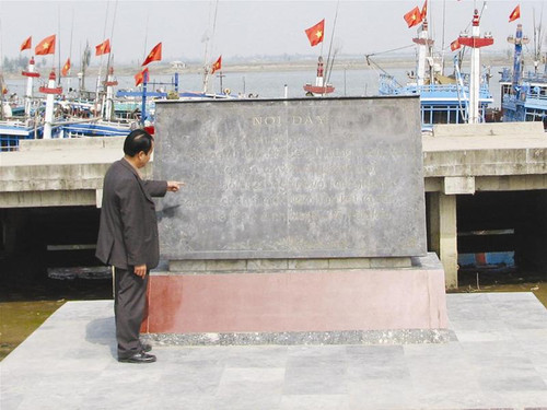 Tấm bia tại cảng Lạch Hới (thị xã Sầm Sơn) ghi lại sự kiện lịch sử đón đồng bào Miền Nam tập kết ra Bắc năm 1954 - Ảnh: Hoàng Lam