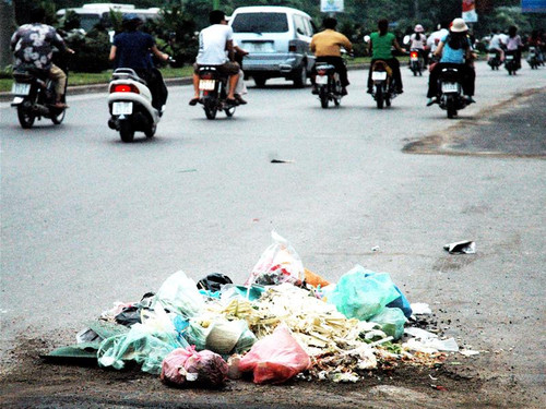 Đường phố luôn có những bãi rác giữa đường Ảnh: Hồng Vĩnh
