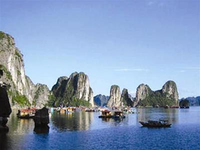 Vịnh Hạ Long, địa danh vừa bị loại khỏi cuộc bình chọn 7 kỳ quan thế giới mới trên http://www.new7wonders.com. Ảnh: T.Dũng Vịnh Hạ Long, địa danh vừa bị loại khỏi cuộc bình chọn 7 kỳ quan thế giới mới trên http://www.new7wonders.com. Ảnh: T.Dũng
