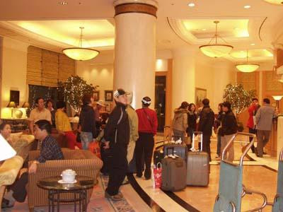 Những du khách Hàn Quốc này có kịp ra đường đón giao thừa? (Chụp lúc 22 gìơ 30 ngày 31/12/2004 tại khách sạn Daewoo)