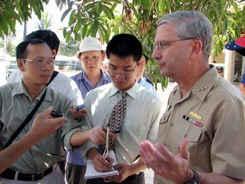 Phó Đô đốc W. D. Crowder trả lời phỏng vấn của các nhà báo Việt Nam.Ảnh: P.V