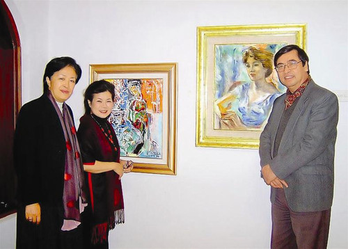 Họa sỹ Văn Dương Thành (giữa) và các vị khách quý trong ngày khai trương xưởng họa