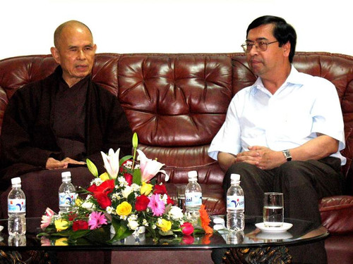 Thiền sư Thích Nhất Hạnh trò chuyện thân mật với Chủ nhiệm Uỷ ban về người Việt Nam ở ngoài Nguyễn Phú Bình. Ảnh: Lan Anh