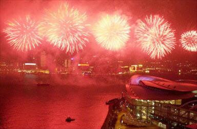 Pháo hoa được bắn tại cảng Victoria (Hồng Công)trong đêm Giao thừa tại Trung Quốc Pháo hoa được bắn tại cảng Victoria (Hồng Công)trong đêm Giao thừa tại Trung Quốc