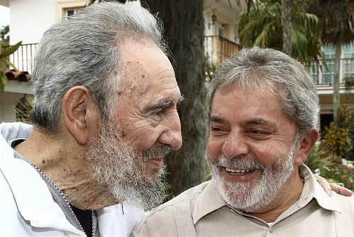Cựu chủ tịch Cuba Fidel Castro (bên trái) nói chuyện với Tổng thống Brazil Lula da Silva tại La Havana - Ảnh: Reuters