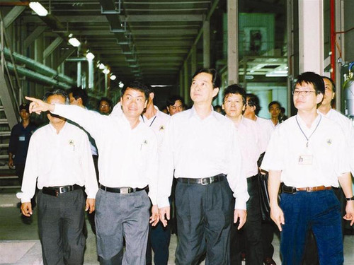 Ông Trần Bá Dương giới thiệu với Thủ tướng Nguyễn Tấn Dũng về Cty của mình