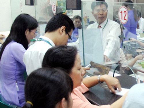 Giao dịch tại Ngân hàng Phương Đông - Ảnh: T.Đạm (Tuổi Trẻ)