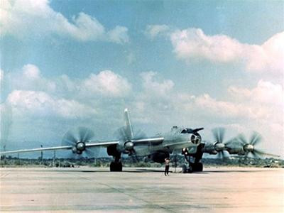 Máy bay chiến lược TU 95 tại sân bay Cam Ranh Máy bay chiến lược TU 95 tại sân bay Cam Ranh