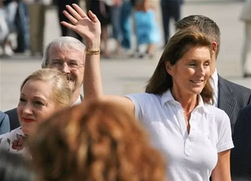 Đệ nhất phu nhân Pháp Cecillia Sarkozy (phải) trên đường phố. Ảnh: AP Đệ nhất phu nhân Pháp Cecillia Sarkozy (phải) trên đường phố. Ảnh: AP