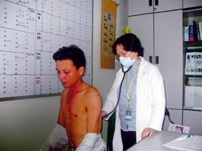 Bệnh nhân Hà Văn Tiến đang được thăm khám sau khi chuyển từ Quảng Nam vào bệnh viện ĐH Y Dược TPHCM điều trị - Ảnh: Lê Nguyễn Bệnh nhân Hà Văn Tiến đang được thăm khám sau khi chuyển từ Quảng Nam vào bệnh viện ĐH Y Dược TPHCM điều trị - Ảnh: Lê Nguyễn