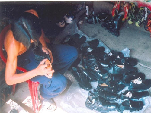 Giày cũ đang được “tút” lại ở một cửa hàng tại Châu Đốc. Giày cũ đang được “tút” lại ở một cửa hàng tại Châu Đốc.